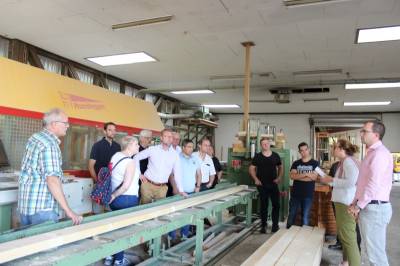 Den computergesteuerten Zuschnitt für die Holzhäuser der Zimmerei Schmidt in Maar erläuterten Maschinenführer Bernd Feick (links) und Firmenchefin Katrin Schmidt-Wagner den Mitgliedern der CDU-Fraktion in Lauterbach.