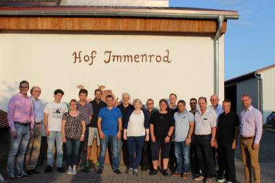 Der Hof Immenrod in Maar der Familie Etling mit Sohn Jonas (3.v.l.) sowie Evelyn und Thomas Etling (4. und 5. von links) wurde von der Lauterbacher CDU-Fraktion unter Leitung von Fraktionschef Felix Wohlfahrt (links) besucht

