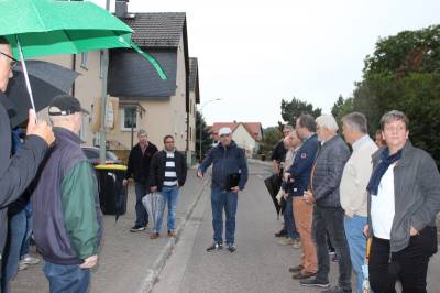 Ortsvorsteher Frank Caspar (Mitte) erläutert der CDU-Fraktion Lauterbach beim Ortsrundgang mit Bürgern den Straßenbau in Wallenrod