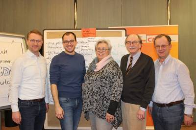 Die Lauterbacher CDU blickt in Rotenburg mit Kreisvorsitzendem Dr. Jens Mischak, Fraktionschef Felix Wohlfahrt, Stadtverordnetenvorsteherin Marlene Aschenbach, Bürgermeister Rainer-Hans Vollmöller und Parteivorsitzendem Uwe Meyer zuversichtlich in die kommunalen Wahlen.