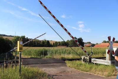 Der Bahnübergang mit Anrufschranke soll nach dem Willen des Ortsbeirates Rimlos erhalten bleiben.