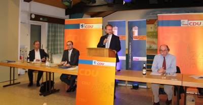 Viel Lob für Bürgermeister Rainer-Hans Vollmöller (rechts) gab es von CDU-Vorsitzendem Uwe Meyer, Spitzenkandidat Felix Wohlfahrt und CDU-Kreisvorsitzendem Dr. Jens Mischak (von links)