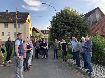 Beim Ortsrundgang erläuterte Ortsvorsteher Thomas Bernges (3.v. rechts) der Lauterbacher CDU mit Fraktionsvorsitzendem Felix Wohlfahrt (rechts) an der Spitze Vorhaben und Wünsche in Wernges.