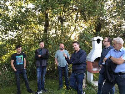 Der Bauwagen ist der Treffpunkt der Jugend in Wernges, wie Ortsbeiratsmitglied Joshua Östreich (3.v.r.) mit Ortsvorsteher Thomas Bernges (3.v..l.) erläutert.