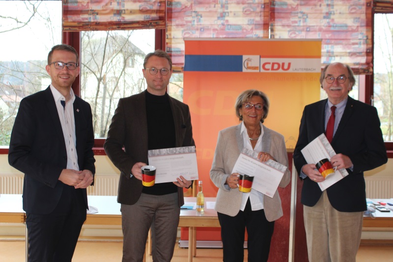 Ehrung für langjährige CDU-Mitgliedschaft durch Michael Ruhl (von links) für Dr. Jens Mischak (25 Jahre), Hannelore Visse und Rainer-Hans Vollmöller (beide 40 Jahre).