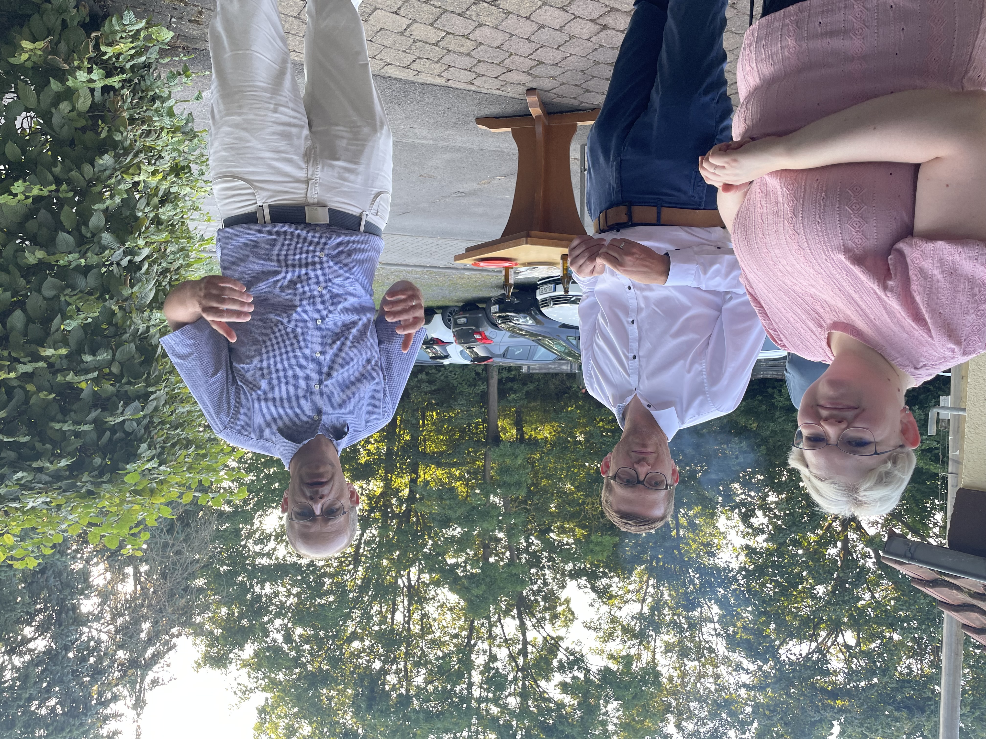 CDU-Bundestagsabgeordneter Michael Brand (rechts) und Staatsekretr Michael Ruhl wurden durch Stadtverbandsvorsitzende Jennifer Gieler MdL (links) beim Sommertreffen der Lauterbacher CDU begrt.