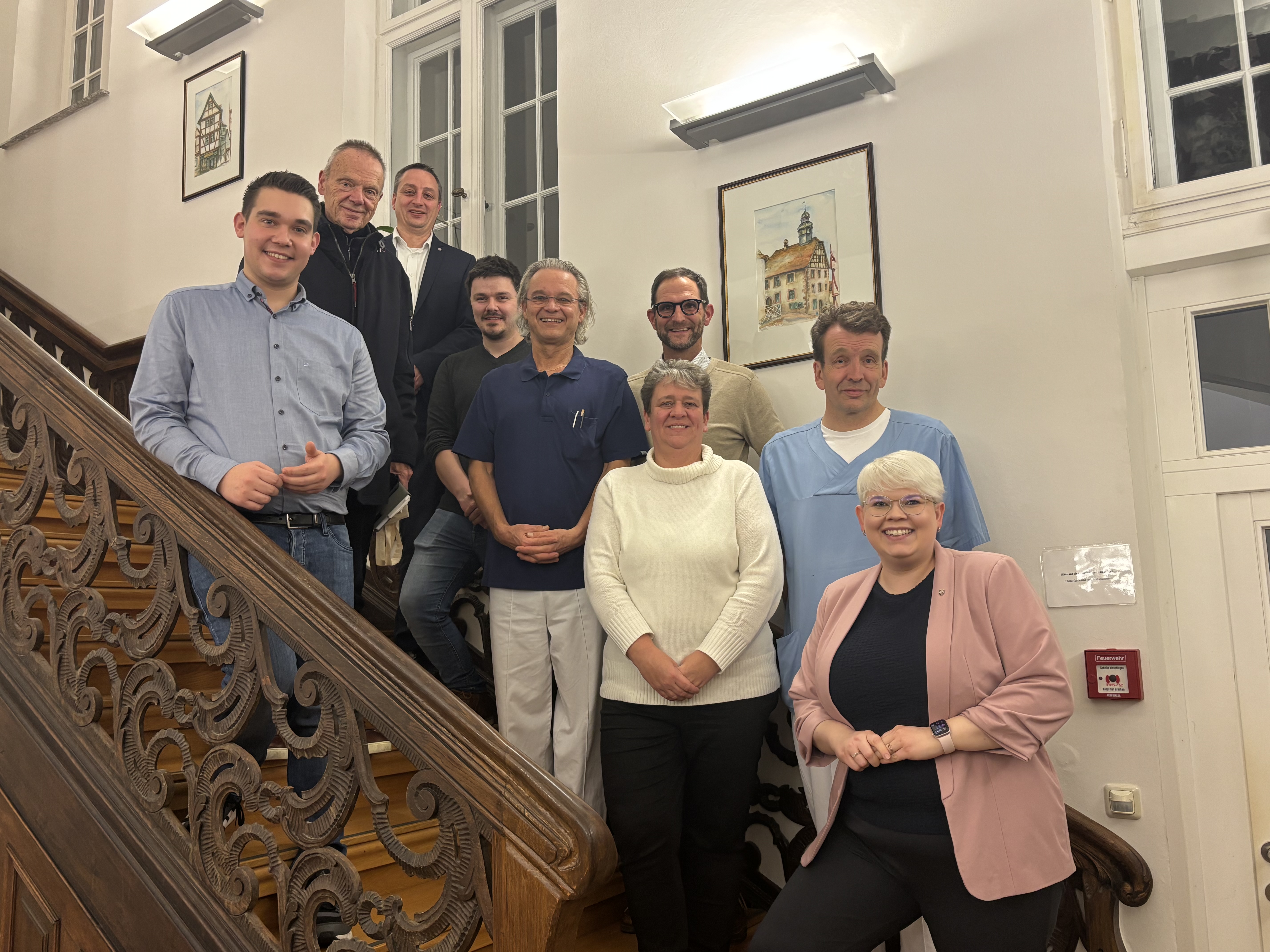 Bildunterzeile: Vertreterinnen und Vertreter der CDU Lauterbach mit Vorsitzender Jennifer Gieler (rechts) und CDU Brgermeisterkandidat Holger Marx (3. von rechts) im Gesprch mit Geschftsfhrer Thomas Faust (3. von links), rztlichen Direktor Dr. Johan