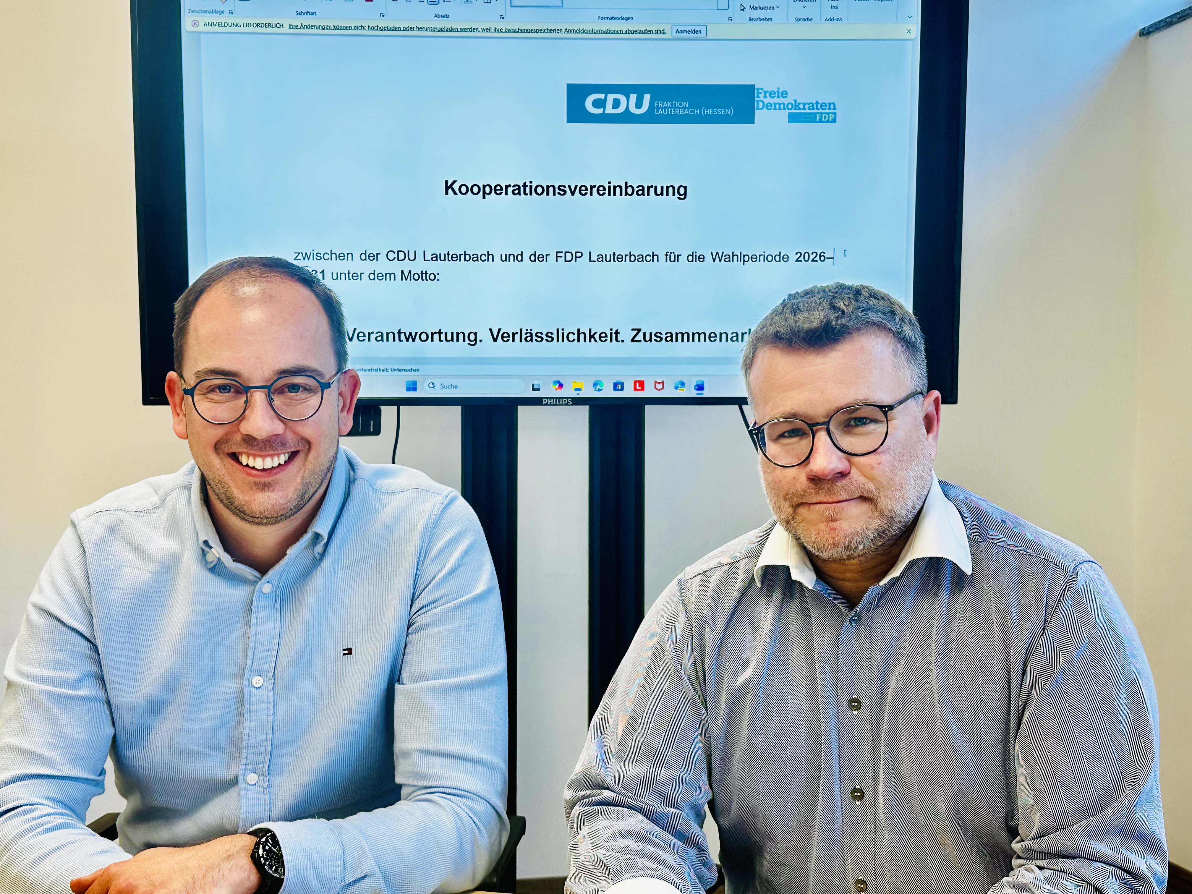 Bildunterzeile: Die beiden Fraktionsvorsitzenden Felix Wohlfahrt (CDU) und Andr� Tonigold (FDP) v.l.n.r beim Abschluss der Kooperationsvereinbarung f�r die kommenden f�nf Jahre.